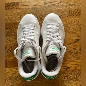 Men’s Adidas Shoes
Size 8